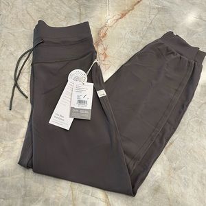 BNWT Vuori Daily Jogger. Oregano or green🌸